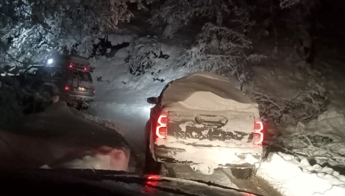 Bolu’da kar kalınlığı iki metreye yaklaştı: 12 kişi yaylada mahsur kaldı